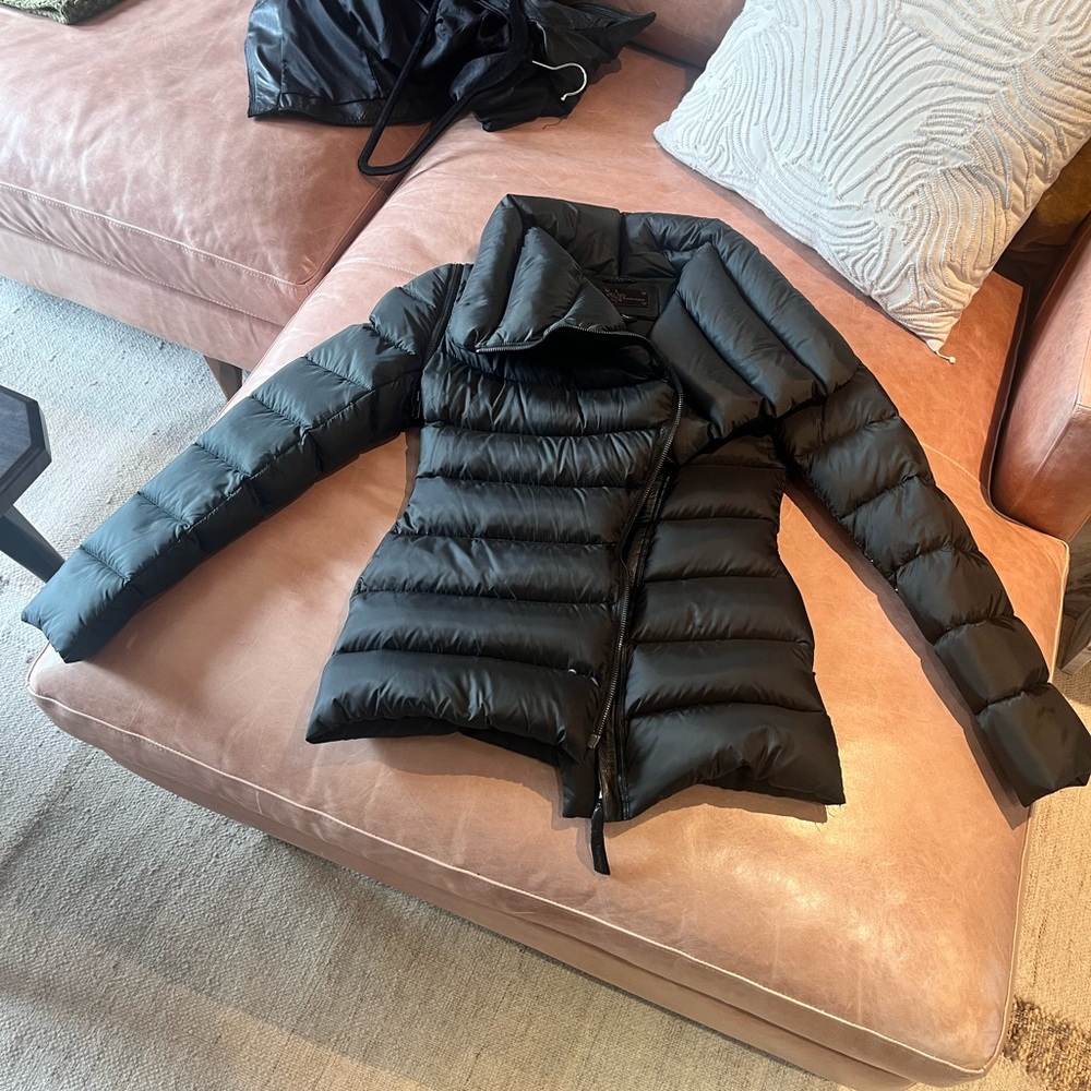 Mackage Green Puffer Jacket Sleek Water-Resistant Design